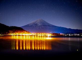 川口湖大橋の富士山の夜景と星空