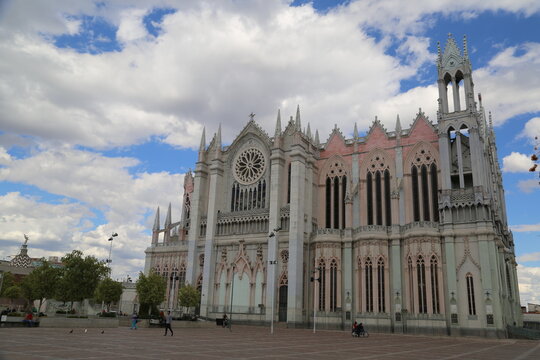 El Templo Expiatorio Diocesano del Sagrado Coraz&oacute;n de Jes&uacute;s tambi&eacute;n conocido simplemente como "El Expiatorio", ubicado en Le&oacute;n, Guanajuato