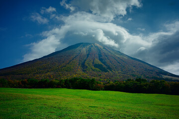 Naklejka premium 秋の大山