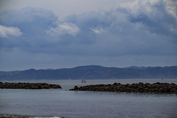 雲と青空と東京湾