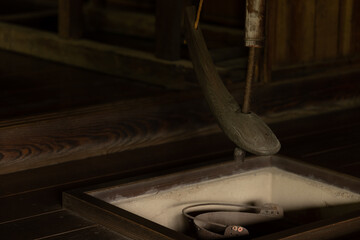 初夏の日本の古民家　囲炉裏と自在鉤