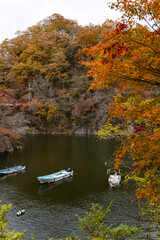 広島県帝釈峡、無人ボートと紅葉。