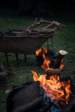 Fogon con carretilla con le&ntilde;a