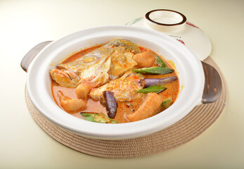 chef cook home style nyonya spicy curry grouper fish head with vegetables in big clay pot - obrazy, fototapety, plakaty