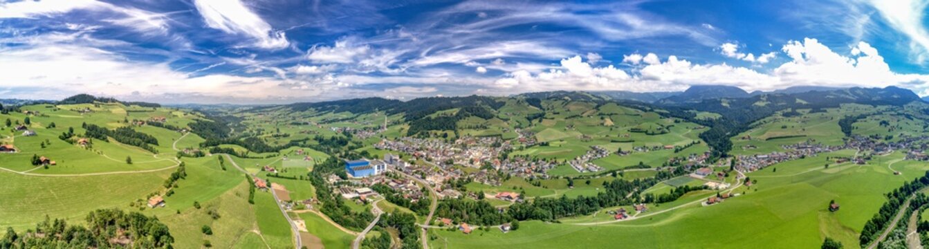 Die Gemeinde Entlebuch im Kanton Luzern aus der Luft betrachtet, Schweiz (Juni 2021)