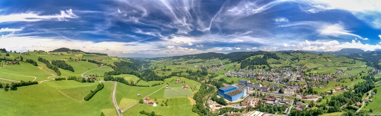 Die Gemeinde Entlebuch im Kanton Luzern aus der Luft betrachtet, Schweiz (Juni 2021)