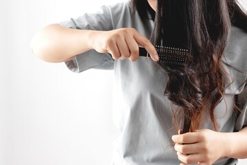 Naklejka premium Women are allergic to shampoo causing hair loss and dandruff.