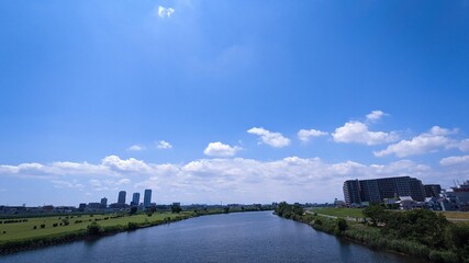 晴れた日の多摩川と青空