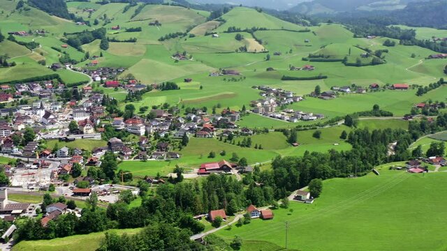 Ein Blick von Entlebuch Richtung Hasle, Kanton Luzern, Schweiz (Juni 2021)