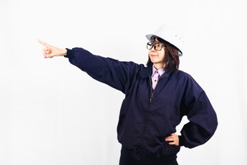 遠くを指差すエンジニアの女性