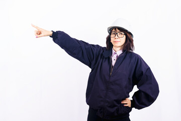 遠くを指差すエンジニアの女性
