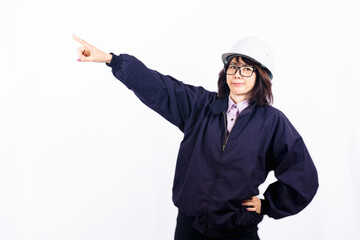 遠くを指差すエンジニアの女性