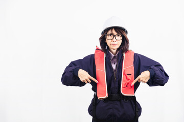 ライフジャケットを指差すエンジニアの女性