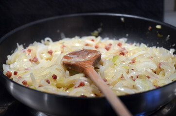 Zwiebeln mit Speckwürfeln anbraten