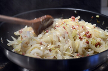 Zwiebeln mit Speckwürfeln anbraten