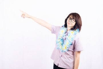 遠くを指差す女性