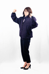 ガッツポーズをするエンジニアの女性