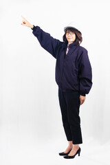 遠くを指差すエンジニアの女性