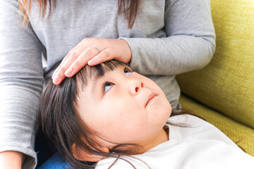 風邪をひいた子どもとお母さん