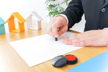 契約するビジネスパーソン