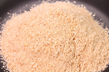 黒背景の米ぬか