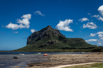 Markanter Berg an der Küste - Mauritius