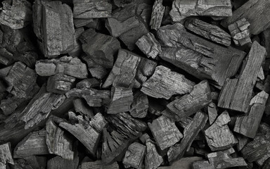 Background texture of many black charcoal pieces - 441931514