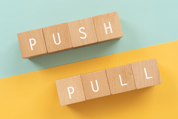 プッシュとプル｜「PUSH PULL」と書かれた積み木