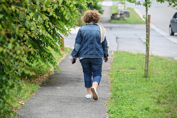 femme marche sante gens marchant mobilité pieton seule