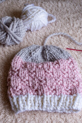 Fototapeta na wymiar knitting a chunky winter hat 