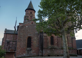 La voie de Rocamadour vers le chemin de Saint-Jacques -de-Compostelle, le village de Collonges-la-Rouge.