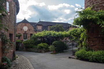 Fototapeta premium La voie de Rocamadour vers le chemin de Saint-Jacques -de-Compostelle, le village de Collonges-la-Rouge.