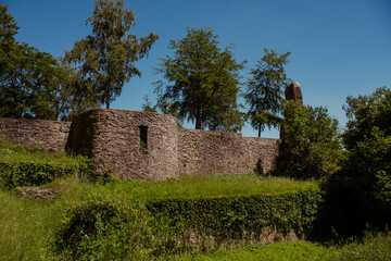 Fototapeta na wymiar The old ruins of Dollendorf Castle in Schloßthal