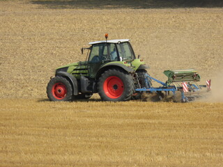 Landwirtschaft: Trecker auf einem Feld beim Pfl&uuml;gen