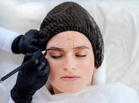 Master making eyebrows permanent makeup