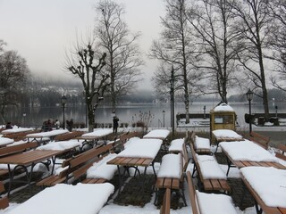 Biergarten im Winter (am Titisee im Schwarzwald)