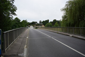 Route sur un pont en campagne
