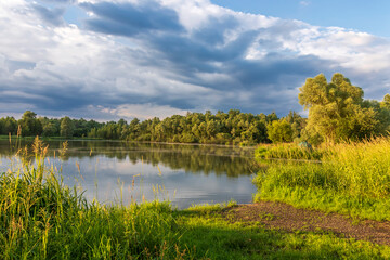 Obraz premium Reflections of trees and sky in the pond in the late afternoon