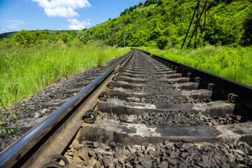 Obraz premium railway tracks on which trains run on a summer day. travel and transportation