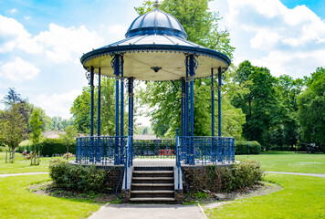 Romsey, Hampshire, UK – June 15 2021. The public bandstand located in Romsey War Memorial Park, Hampshire - obrazy, fototapety, plakaty