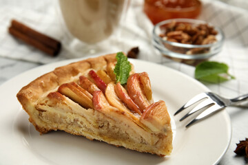 Obraz na płótnie Canvas Slice of delicious apple pie on table, closeup