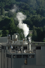 Fototapeta na wymiar Scarico industriale di fumi di lavorazioni 