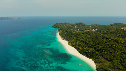 Obraz premium Sandy beach and turquoise water in the tropical resort of Boracay, Puka shell beach, Philippines aerial view. White beach with tourists. Summer and travel vacation concept.