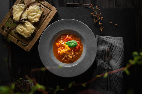 Vegane Mediterane Weisse Bohnensuppe mitf rischem  Gemüse im Suppenteller von oben fotografiert