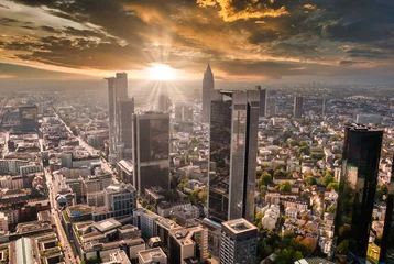 Frankfurt Skyline bei Sonnenuntergang mit Sun Flare Wolkenkratzer Bank Bürogebäude © Bildgigant