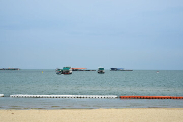 Obraz premium menschenleerer Strand in Pattaya, Thailand, während der Pandemie