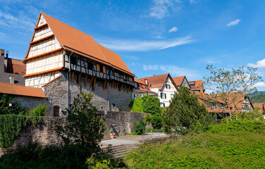 Fototapeta na wymiar Gernsbach im Schwarzwald, Altstadtszene mit Stadtmauer