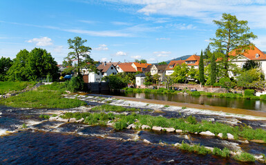 Fototapeta premium Gernsbach im Schwarzwald mit Fluss Murg