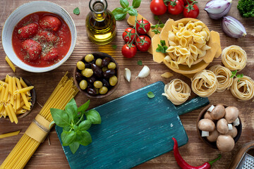 pasta grezza con ingredienti per salsa tipica 