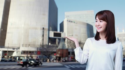 街を案内する女性 ツアーガイド - Powered by Adobe